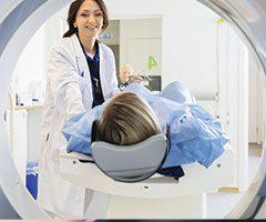 病人接受核磁共振扫描