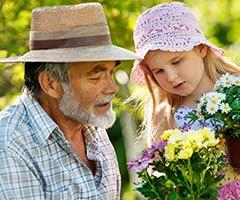 孩子和老人摘花